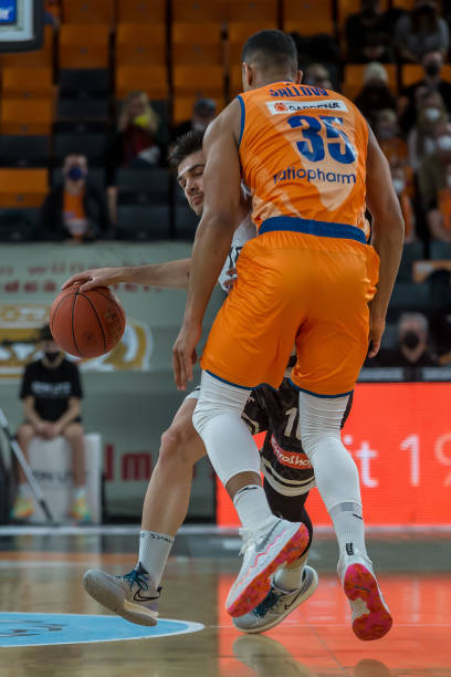 崭露头角 崭露头角